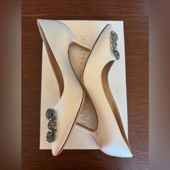 Manolo Blahnik Hangisi 105mm Satin Pumps - Picture 2 of 9